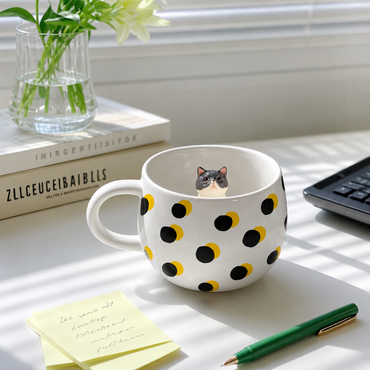 Mise en scène de la tasse personnalisée Pois Soleil avec figurine d’animal