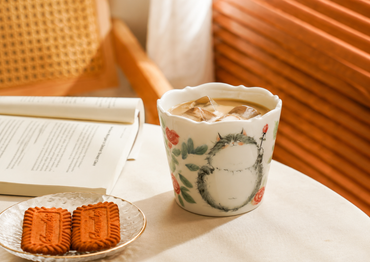 Tasse personnalisée Rose ancienne mise en scène avec sa soucoupe en porcelaine