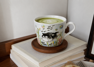 Tasse personnalisée Corail des mers mise en scène avec sa soucoupe en porcelaine
