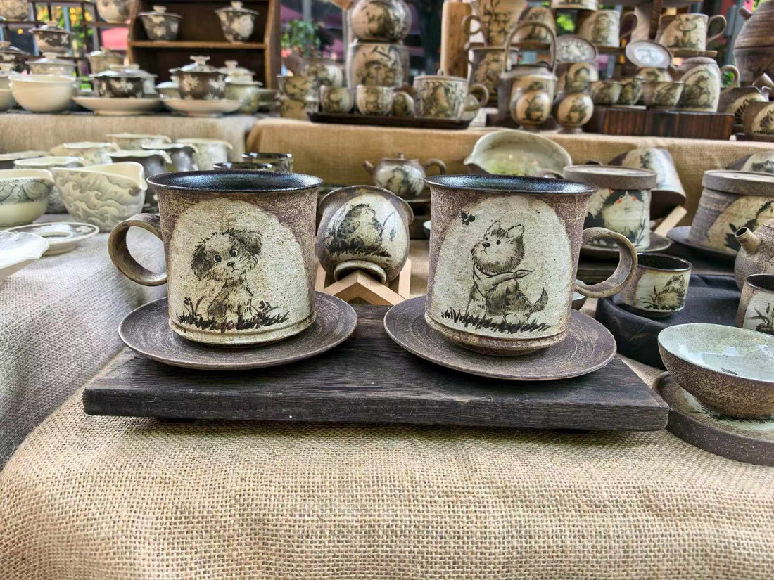 Deux tasses artisanales avec portraits de chien et de chat peints à la main