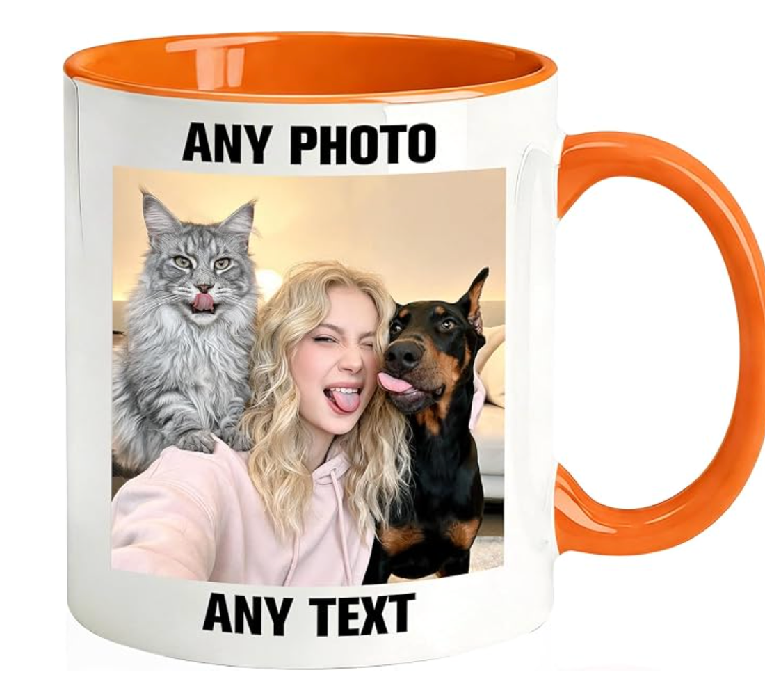 omparaison illustrée entre un mug photo imprimé et une tasse pour animal peinte et modelée à la main