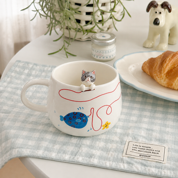 Mise en scène de la tasse personnalisée À la pêche ! avec figurine d’animal
