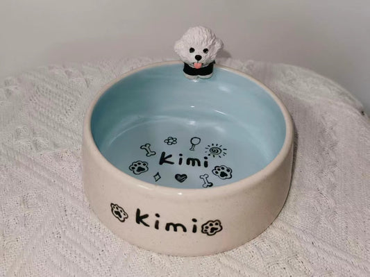Photo client d’une gamelle personnalisée pour animal avec figurine sculptée et prénom Kimi – Maison Scott