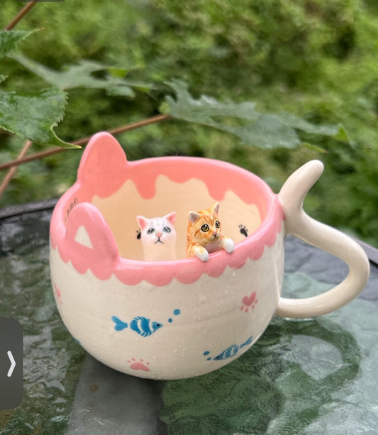 Photo client d’une tasse personnalisée avec deux figurines d’animaux sculptées à la main – Maison Scott