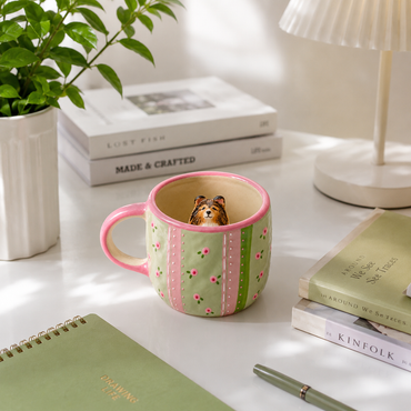 Mise en scène de la tasse personnalisée Rosée de Printemps avec figurine d’animal