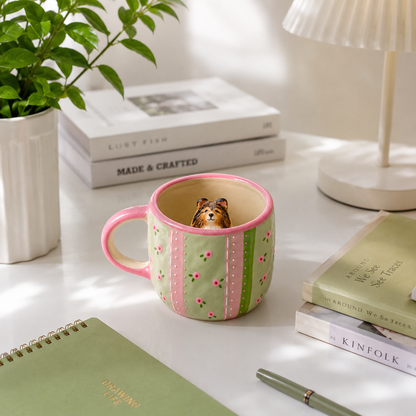 Mise en scène de la tasse personnalisée Rosée de Printemps avec figurine d’animal