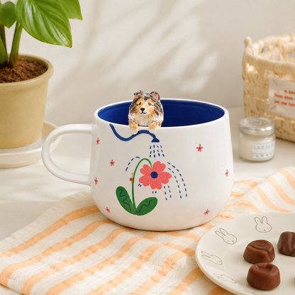 Mise en scène de la tasse personnalisée Le jardin en fleurs avec figurine d’animal
