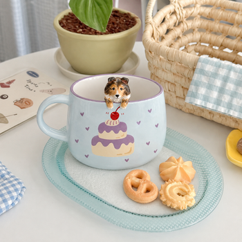 Mise en scène de la tasse personnalisée L’heure du goûter avec figurine d’animal