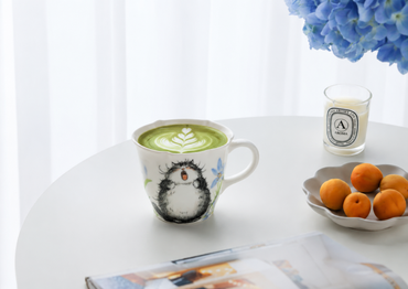 Tasse personnalisée Iris de brume mise en scène avec sa soucoupe en porcelaine