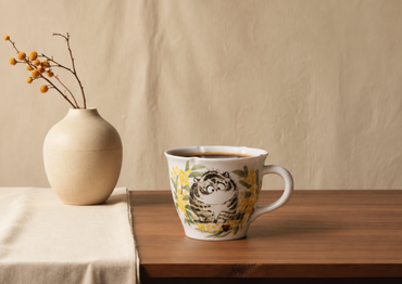 Tasse personnalisée Mimosa doré mise en scène avec sa soucoupe en porcelaine