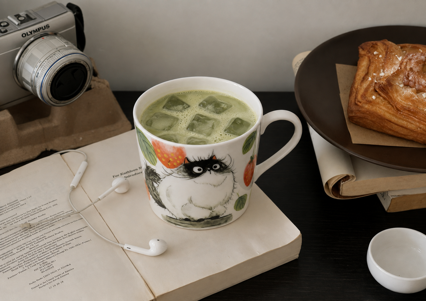 Tasse personnalisée Fraise des bois mise en scène avec sa soucoupe en porcelaine