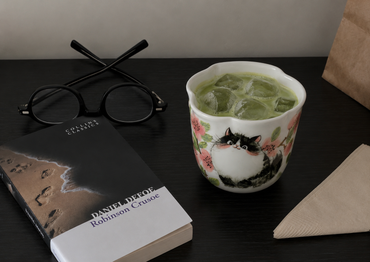 Tasse personnalisée Pêche en fleurs mise en scène avec sa soucoupe en porcelaine