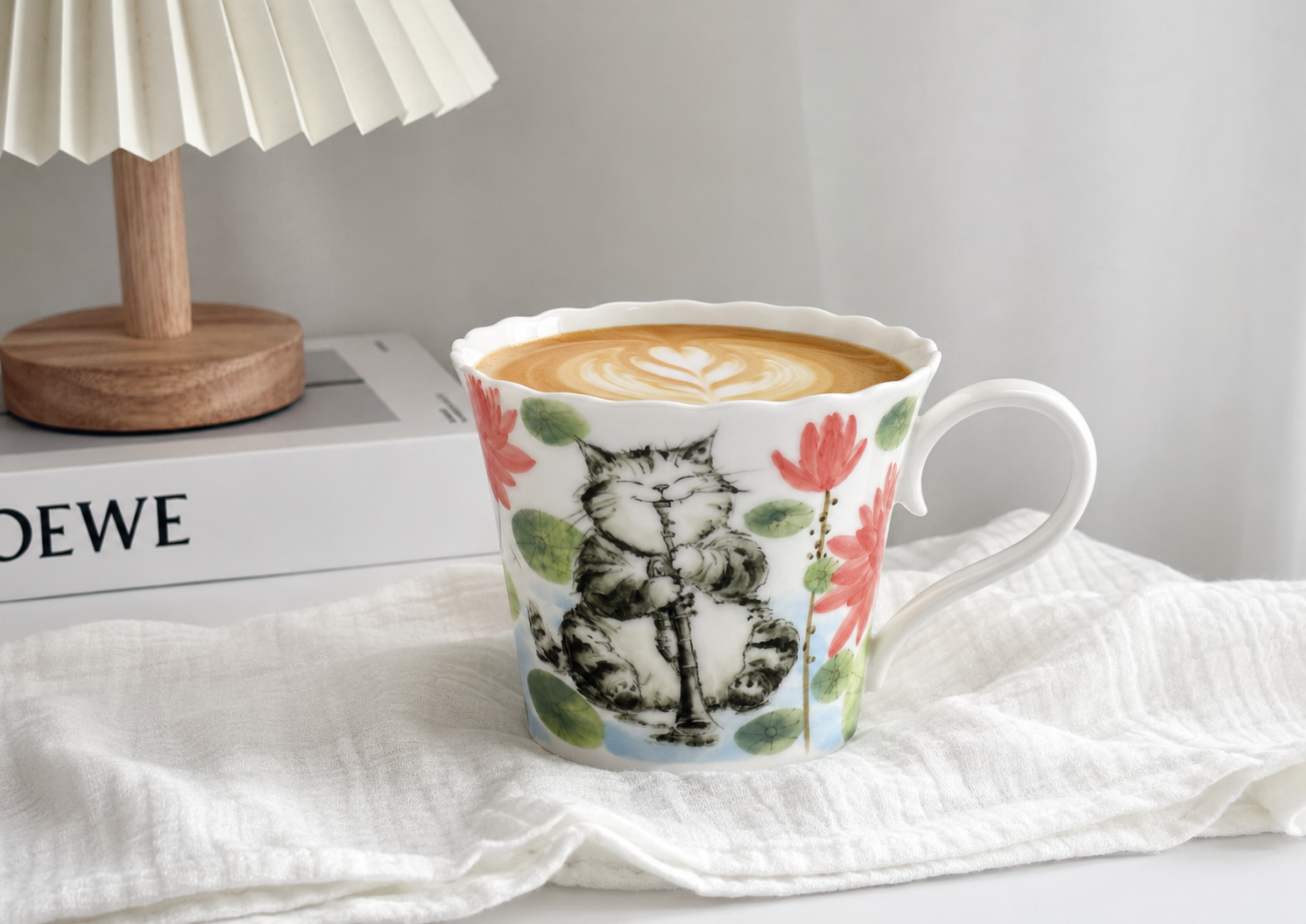 Tasse personnalisée Jardin de lotus mise en scène avec sa soucoupe en porcelaine