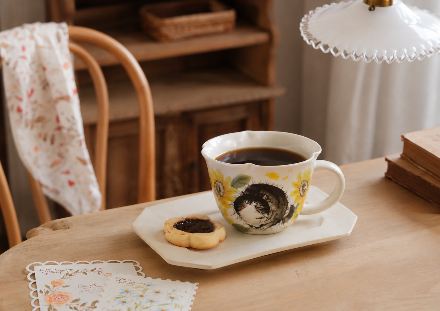 Tasse personnalisée Soleil d’été mise en scène avec sa soucoupe en porcelaine