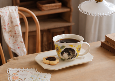 Tasse personnalisée Soleil d’été mise en scène avec sa soucoupe en porcelaine
