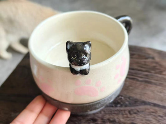 Tasse personnalisée avec figurine de chat noir et empreintes de pattes roses