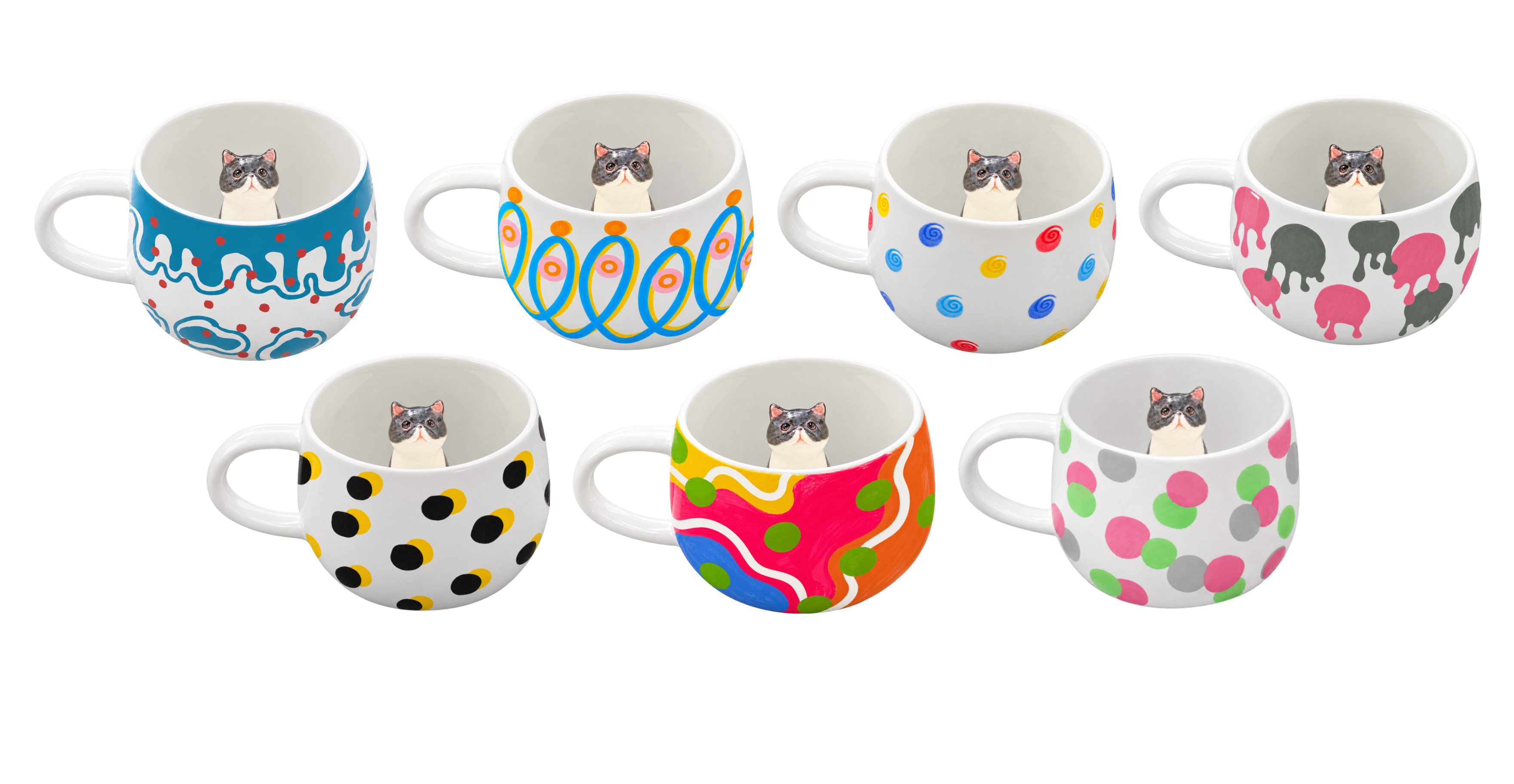 Sept tasses personnalisées colorées avec une figurine de chat modelée à l’intérieur